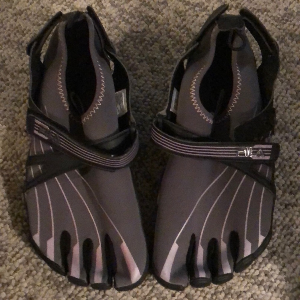 Skele-Toes shoes by Fila Size 11